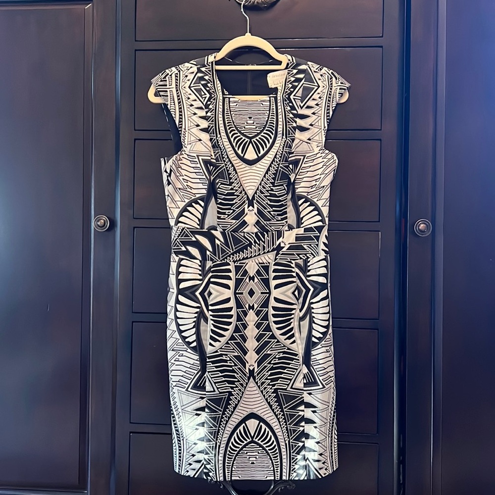 Beautiful day dress. Can accessorize with many colors